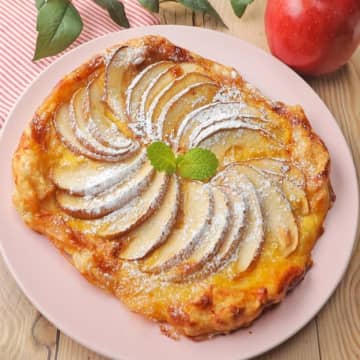 【りんごをのせて焼くだけ】「これ考えた人天才」「おやつにも朝ごはんにも最高」材料3つで作れるアップルパイレシピ