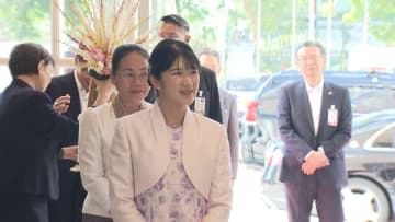 愛子さまラオス公式訪問最終日　初の機織り「楽しい 日が暮れちゃう」と笑顔　左手首に伝統儀式の“白い糸”　地元紙「友好70周年を際立たせる」