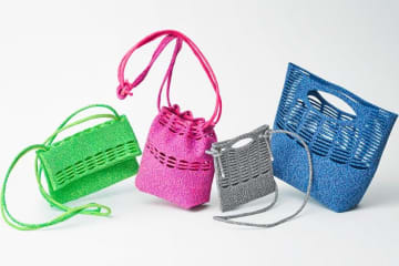 グッド グッズ イッセイ ミヤケ25年クリスマスバッグ＆財布、ミックスカラーのニットバッグ「モッコ」