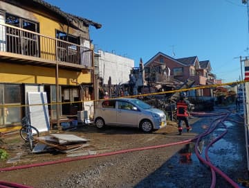 守谷で住宅3棟全焼　1人けが　茨城