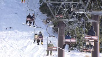 北日本に冬の足音スキー場もオープン！都心は冷え込み宝くじの行列もブルブル　秋晴れで寒暖差大きく気温急上昇