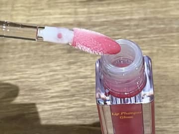 イルミネーション級の輝き！　ファミマで買える『ホリデーコスメ』を使ってみると…