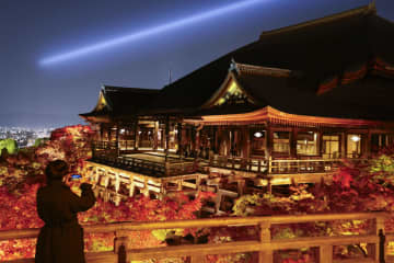 色づくモミジ、闇夜彩る　京都・清水寺で試験点灯