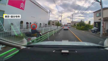 「なぜここに？」バイクが歩道走行…子どもの横をすり抜ける　交差点で車線無視して右折、公園内走行も　各地で危険な運転