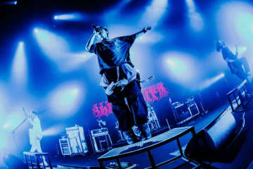 【ライブレポート】THE ORAL CIGARETTES、SiMとの狂宴で対バンツアー閉幕「全てが俺らの人生でかけがえのないバンドです」