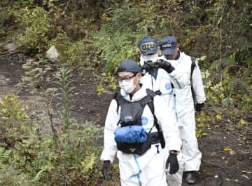 墜落機の破片散乱、回収できず　岩場衝突か、安全委調査