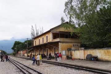 雲南省の滇越鉄道・碧色寨駅が観光客に人気―中国
