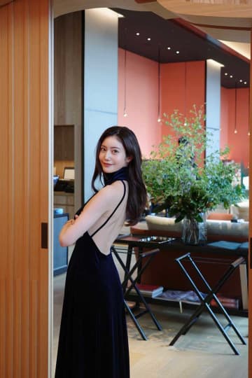 “令和の峰不二子”、背中ぱっくりドレスに注目「オーラがスゴイ」　阿部なつきに「近寄り難いのわかる」の声