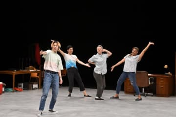 アヤ・オガワ 作・演出『鼻血─The Nosebleed─』開幕@新国立劇場