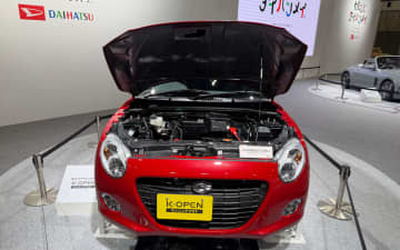 「K-OPENランニングプロト」のスラントエンジンがよく確認できるダイハツブース