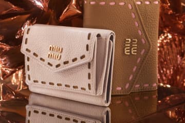 ミュウミュウ25年クリスマス、“ステッチ風”デザインのミニ財布＆パステルカラーのバッグ