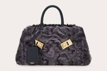 フェラガモの25年クリスマスバッグ“波打つ”シアリングの「ハグ ミニ」＆ふわふわトート