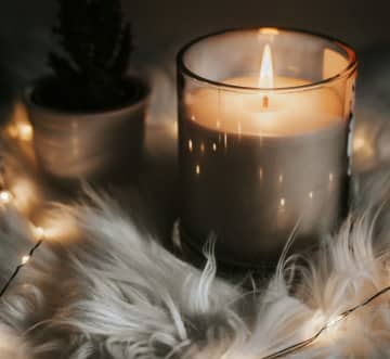 灯りを変えれば、暮らしが変わる。心地よい暮らしを求める女性が選ぶ。『Bee Hive Candlesの蜜蝋キャンドル』が叶える上質な空間作り