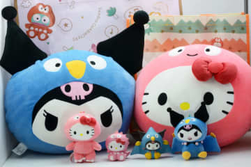 サンリオキャラクターが恐竜に！　「サンリオみんなでダイナソー」レポートトイザらス限定で、エコバックやぬいぐるみでユニークなデザインを満喫