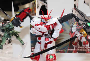 「MG 1/100 ガンダムベース限定 戦国アストレイ頑駄無 [メタリック]」本日発売！　鎧武者のような姿がレッドメッキで彩られる【ガンダムベース撮り下ろし】