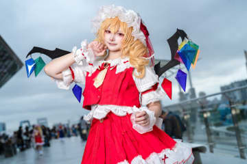 【コスプレ】無邪気な笑顔が可愛い！フリルのミニスカで愛嬌のあるポージングを披露した東方Project「フラン」の美女レイヤー【写真8枚】