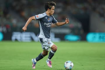 「大打撃だ」日本人MFの“残留宣言”にプレミア強豪の地元メディアは嘆き「完璧に条件を満たす存在だった」