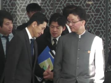 中国側が意図的に撮らせたか…“ポケットに手”の局長に日本側が頭下げるような場面 現地SNS「こういう風に日本を教育すべき」