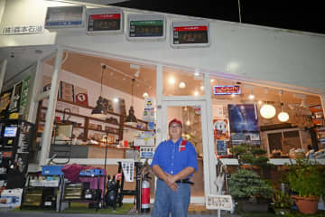 「まるで道の駅？」異色の給油所復興拠点に　石川・穴水、ずらりと並ぶ特産品