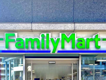 で、デカーーーッッ！！【ファミマ】でしか買えないよ♡「新作アイス」をチェック