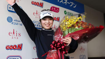 「自分のゴルフ人生を変えてくれたジャンボさんにも感謝したい」女子ゴルフ佐久間朱莉　初の年間女王決め嬉し涙