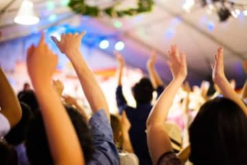 Snow Manライブで女性客が「全裸」？映像拡散で騒動に…「複数の犯罪成立も」弁護士が指摘