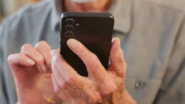 シニアが選ぶ通信会社ランキング　契約はドコモ、乗り換え先は楽天がトップに