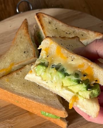 チーズあふれる断面に感動！カリカリやみつきの「アボカドWチーズサンド」を作るコツ