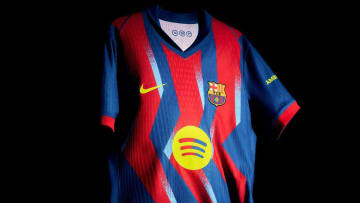 バルセロナが「ロナウジーニョ劇場」の新ユニフォームを発表！“伝説のクラシコ”をデザイン
