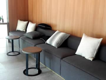 【タワマンロビーが観光地化！？】居住者専用の空間に“スーツケース集団” → 目的が衝撃すぎた！