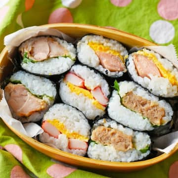 【おにぎりは握らないよ♡】「この手があったか！」「一生この作り方にする！」簡単時短おにぎりレシピ3選