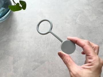 「まるで大きなケーブルバンド!?」キャンドゥの意外な物の落下防止に役立つ買わなきゃ損な便利グッズ