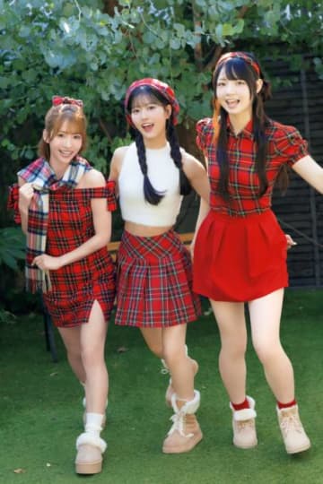 AKB48平田侑希&八木愛月&大賀彩姫、おなじみ“赤チェック”衣装でにっこり！グループ20周年のメモリアルSHOT