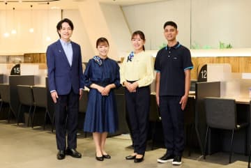 KDDI、auとUQ mobileのショップスタッフユニフォームをリニューアル