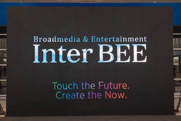 Inter BEE 2025（後編）：自動で水平になる電動雲台や高速規格対応のメモリーカードなど　照明、三脚、マイク、モニター関連で見つけた気になるもの