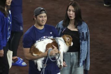 大谷翔平が子どもの健康と動物を支援　財団ロゴに真美子さんとまな娘＆デコピンのファミリーショット