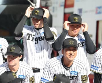 【阪神】才木浩人が優勝パレードで〝１５７キロの投げキッス〟披露！？