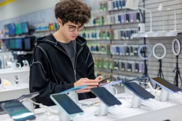 息子に「12万円のAndroid」を欲しいと言われビックリ！「iPhoneより安い」イメージでしたが、今のスマホは“10万円以上”も当たり前なのでしょうか？