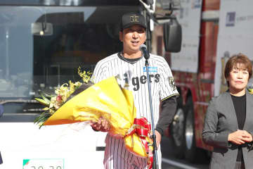 【阪神】川球児監督がＶパレードで笑顔　２０万虎党の声援に「大きなパワー充電になりました」