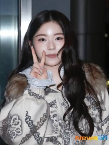 【PHOTO】NMIXX、海外スケジュールのため出国…キュートな笑顔（動画あり）