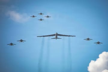 B52やFA18Eも投入、米軍がベネズエラ周辺で大規模な「攻撃演習」　テロ組織指定を控え