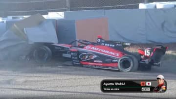 鈴鹿騒然！予選PPの岩佐歩夢がいきなりクラッシュ “逆転王座”最右翼に1周目で悲劇、首を振り悔しさ滲ませる