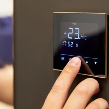 犬の留守番中『床暖房』はどうすべき？　4つのリスクや安全対策の方法を解説