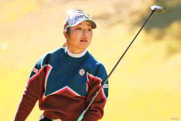 あわや今季初のトリプルボギーも 女王決定翌日「大暴れ」の佐久間朱莉が3位後退