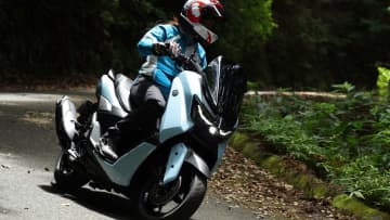 ヤマハ「NMAX155」はシフトダウンが効く！ レーシング女子・岡崎静夏の試乗インプレッション