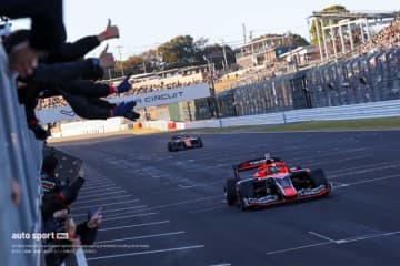 ポール岩佐歩夢が1周目に接触リタイアの波乱。野尻智紀が今季初優勝、坪井翔は順位挽回し首位を維持【第11戦決勝レポート】