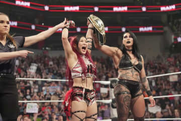 仲良しすぎる日本人女子レスラー×最恐女王、バックヤードで“肩組み2ショット”にほっこり「早くグッズを販売して」