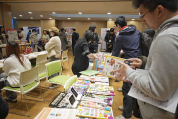 北京で緊張の中、日本文化を発信　大使館で読書会、ガンダムも
