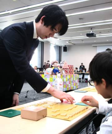 藤井聡太竜王と不二家の出会いは「ルック」だった　「お菓子は疲れた心身の癒し」　河村社長「ペコちゃんこども将棋塾」で語る