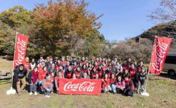 森に学ぶコカ・コーラ社員　八王子の里山復元へ森に入り間伐　土に雨水を浸透させて生物多様性にも貢献する水資源保全活動を体験
